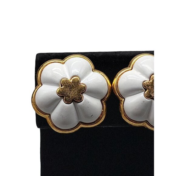 Vendome Domed Screwback Clip On Earrings Vintage White Enamel Gold Plated Floral - Picture 8 of 16